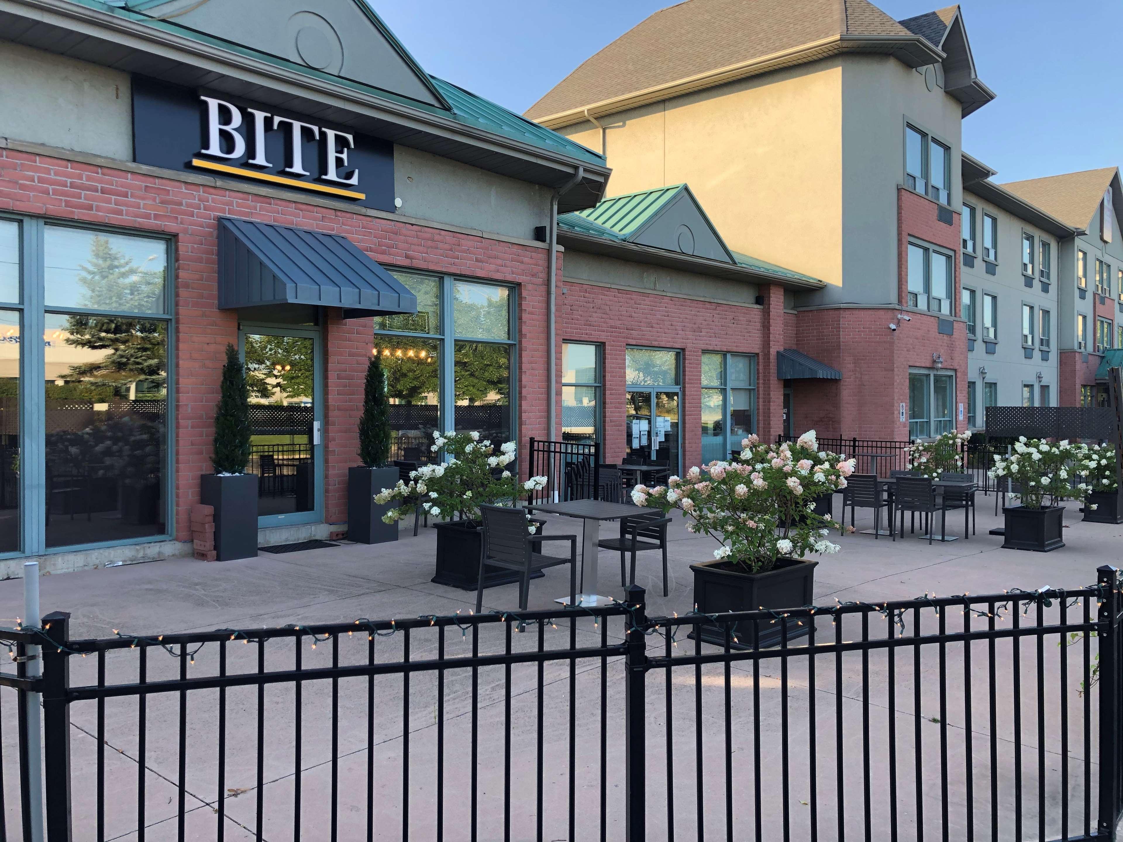 Best Western Plus Travel Hotel Toronto Airport Экстерьер фото
