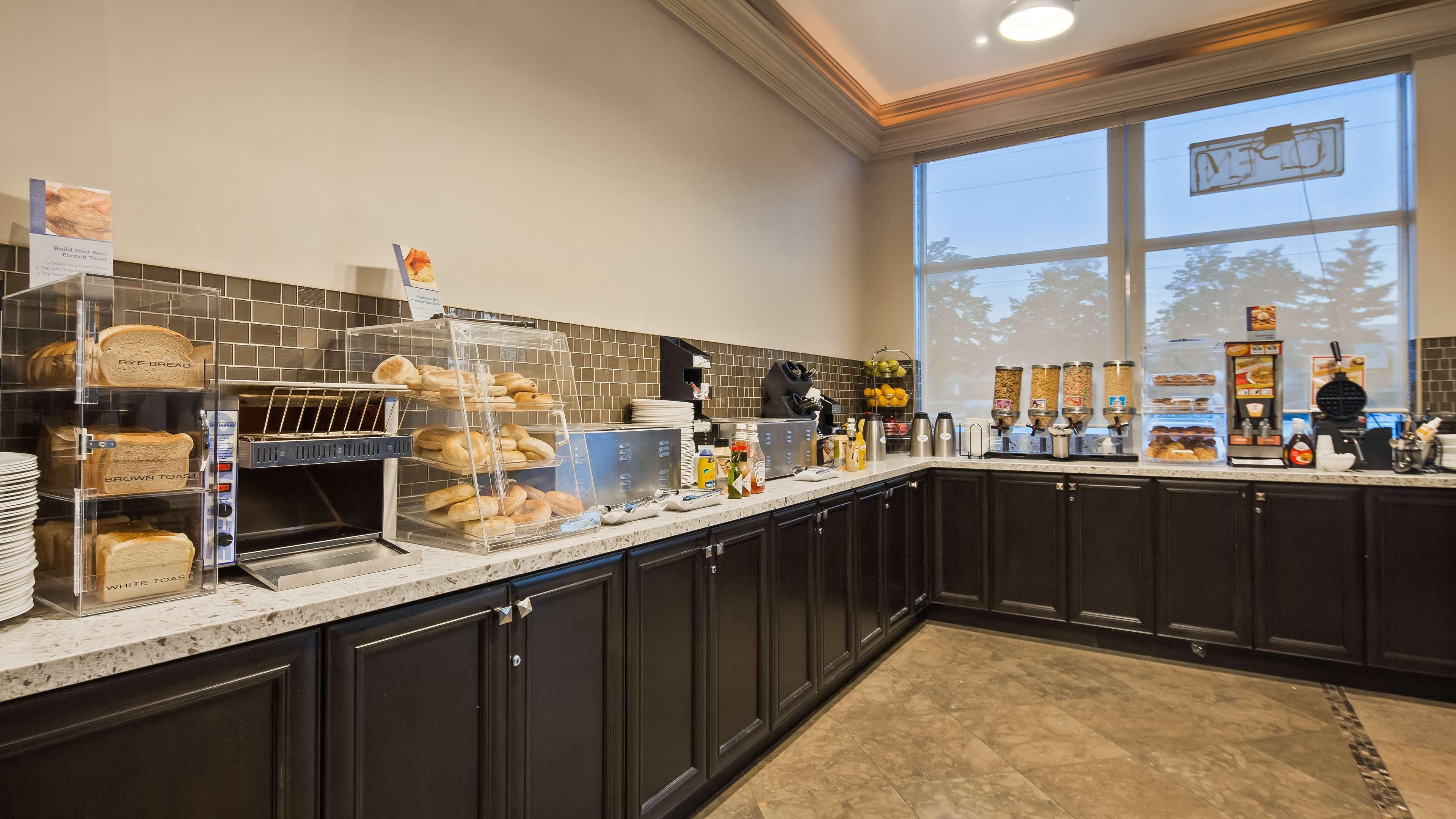 Best Western Plus Travel Hotel Toronto Airport Экстерьер фото