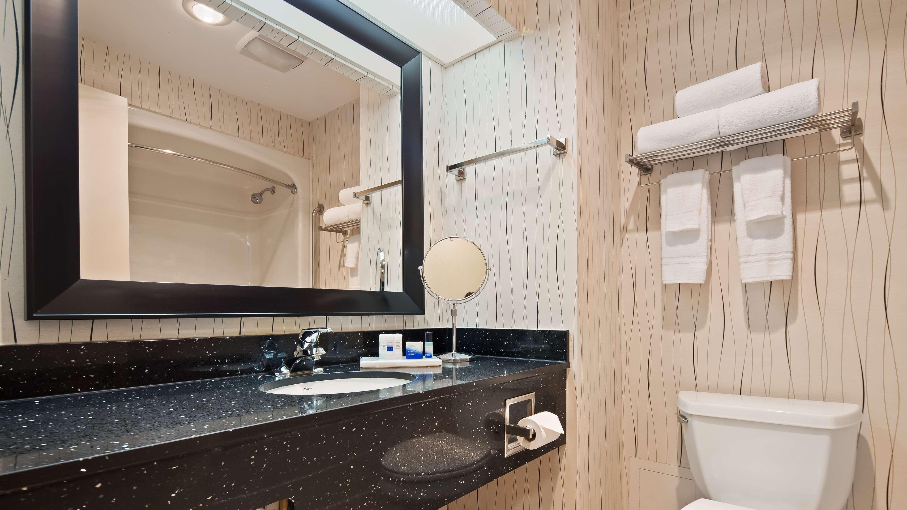 Best Western Plus Travel Hotel Toronto Airport Экстерьер фото