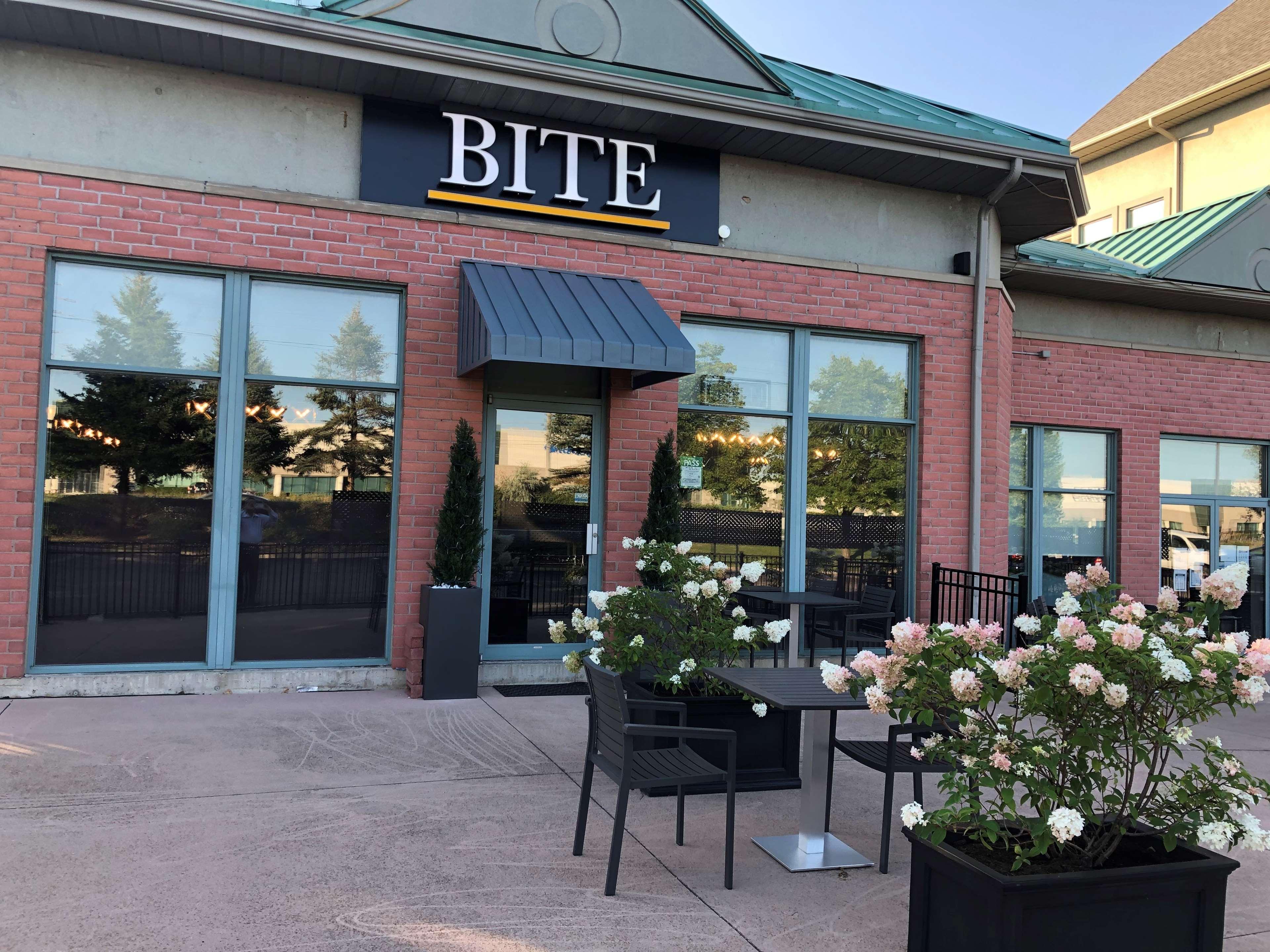 Best Western Plus Travel Hotel Toronto Airport Экстерьер фото